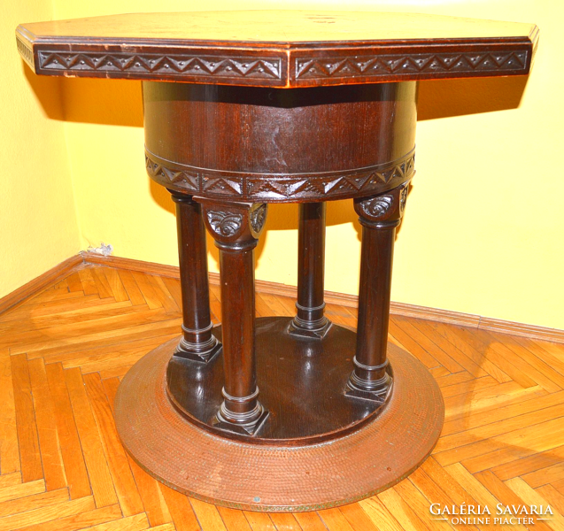 Salon table decorated with red copper border at the bottom