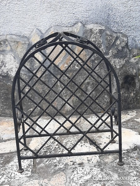 Wrought iron wine rack for storing 11 wines