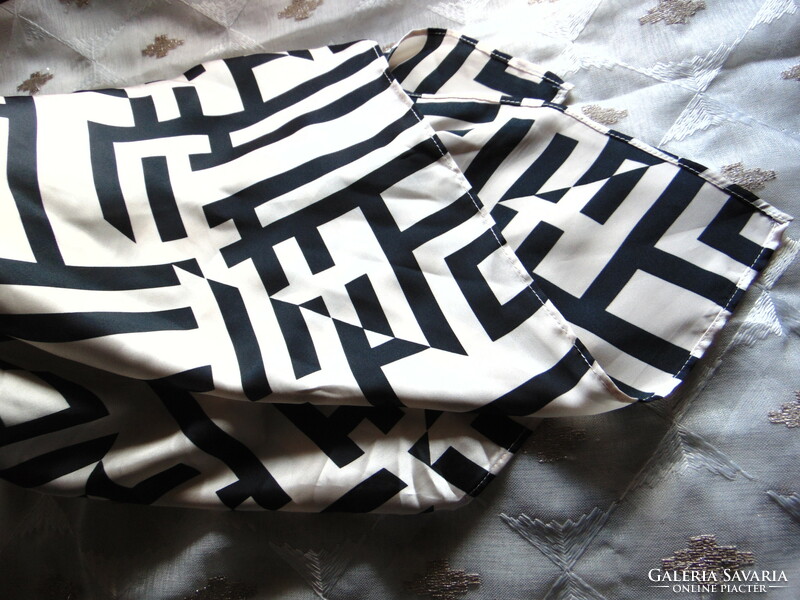 Poliészter selyem kendő krém / fekete geometrikus mintával