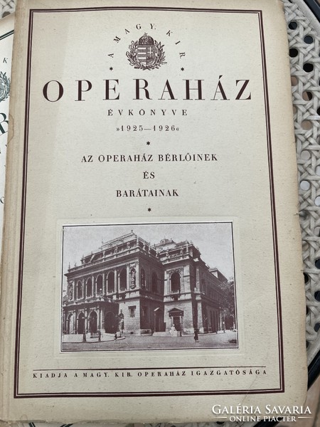 A Magyar Királyi Operaház évkönyve 1925-1926, 1926-1927, 1927-1928.