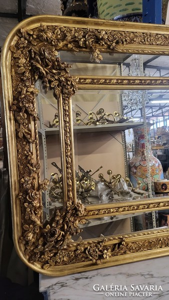 Impressive gilded mirror with rounded corners