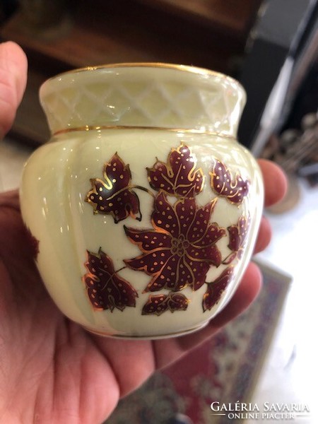Zsolnay porcelán váza,  9 cm magas, hibátlan darab.