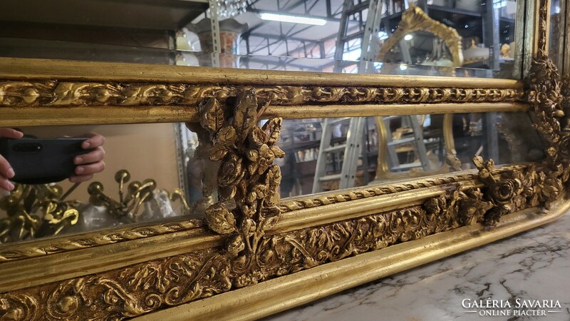 Impressive gilded mirror with rounded corners