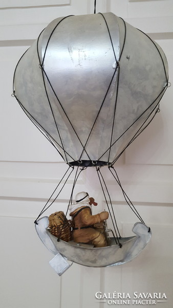 Hanging metal hot air balloon decoration