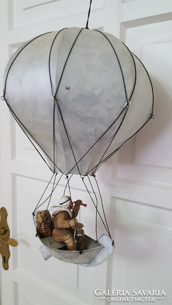 Hanging metal hot air balloon decoration