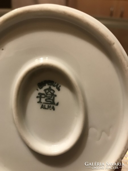 Szecis formavilágú kis porcelán kancsó, kiöntő