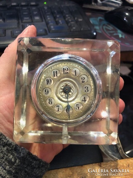 Art deco table clock, in good condition, size 12 x 13 cm.