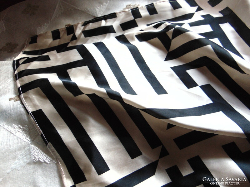 Poliészter selyem kendő krém / fekete geometrikus mintával