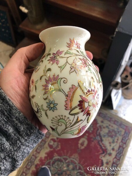 Zsolnay porcelán váza, 13 x 9 cm magas, hibátlan darab.