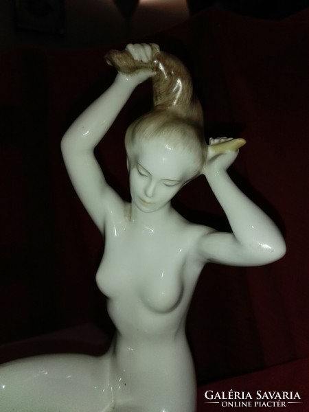 Porcelain female nude statue....24Cm...Hand painted.