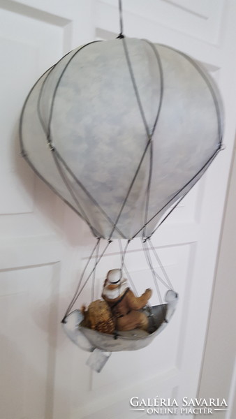 Hanging metal hot air balloon decoration