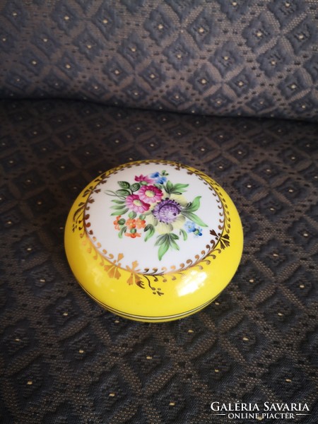 Herend yellow fond bonbonier with mirror medallion decor