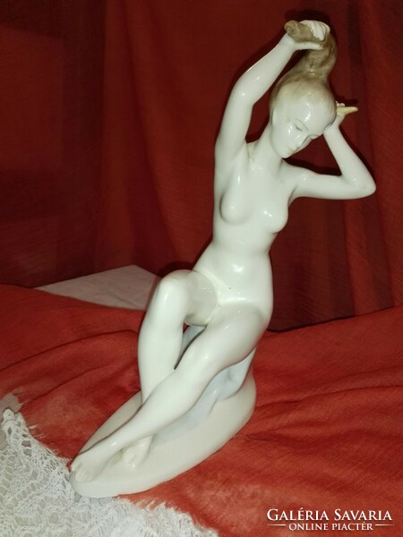 Porcelain female nude statue....24Cm...Hand painted.