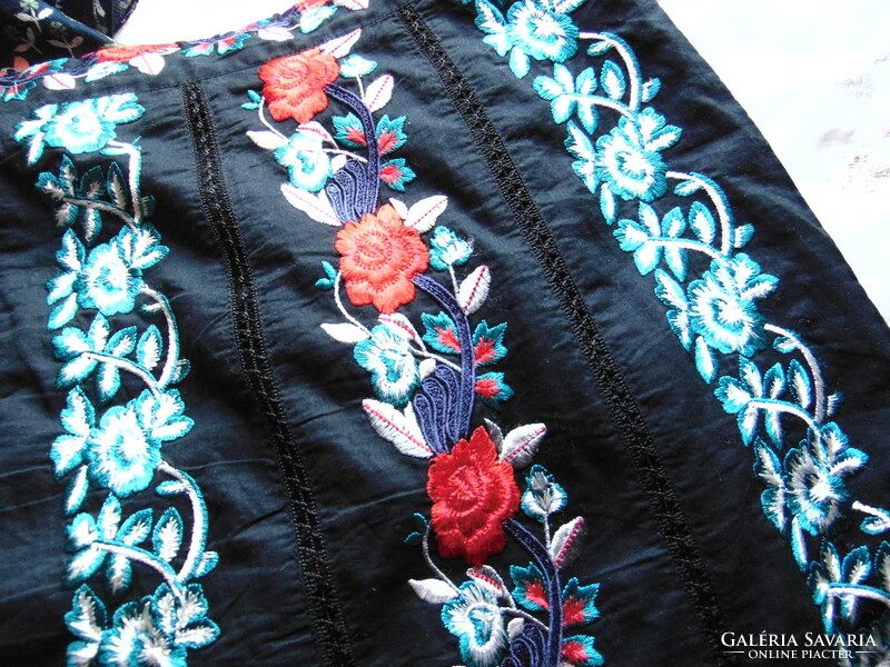 Dreamy cotton skirt with rose embroidery