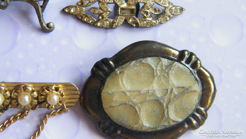 10 old brooches