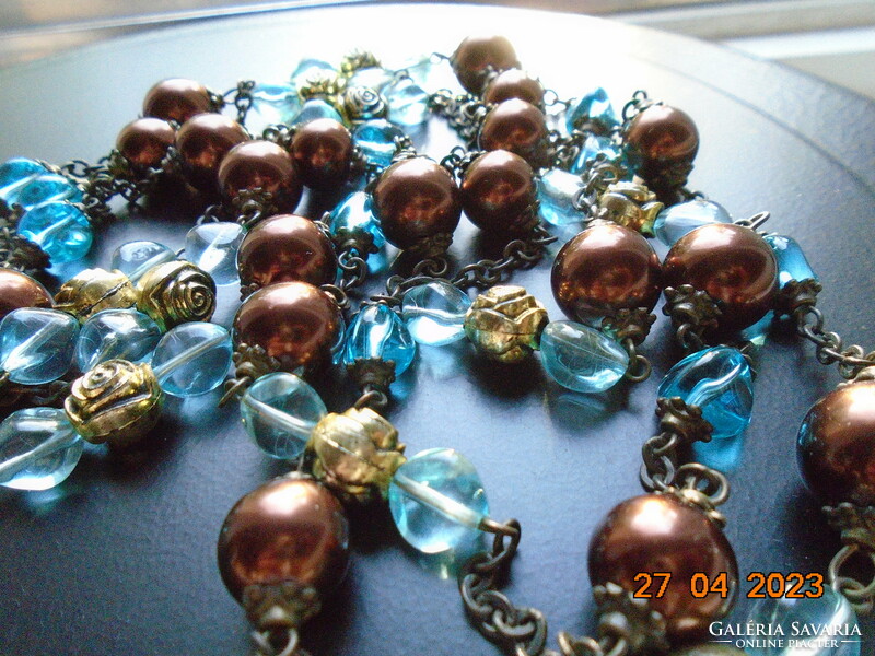 Bronz színű láncra fűzve Óarany, rózsaformájú arany és türkizkék gyöngyökből hosszú 2 soros nyakék