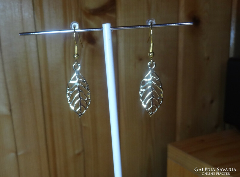 14-karat gold-plated shaped leaf-shaped hook-and-loop earrings.