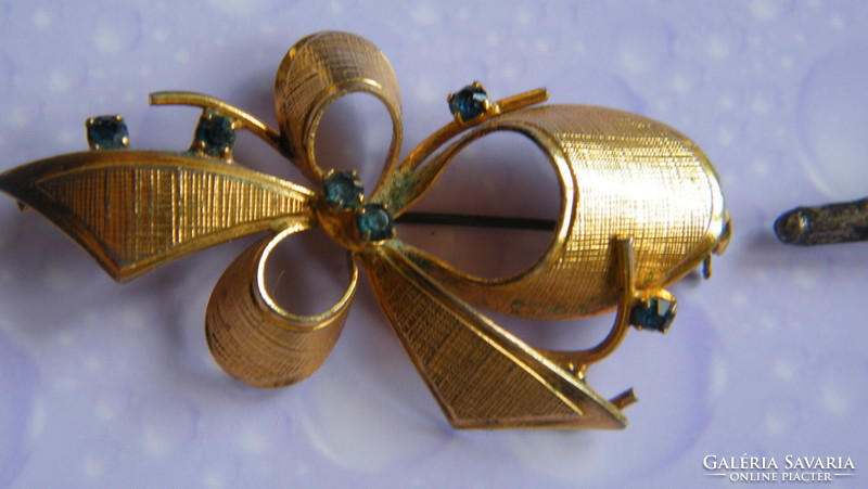 10 old brooches