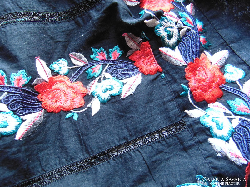 Dreamy cotton skirt with rose embroidery