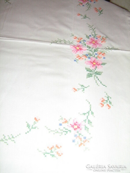 Gyönyörű vintage színes virágos kézzel hímzett keresztszemes fehér terítő