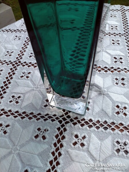 Svéd téglalap alakú türkiz zöld átlátszó üveg váza /Gunnar Ander Lindshammer/ 1950-ből