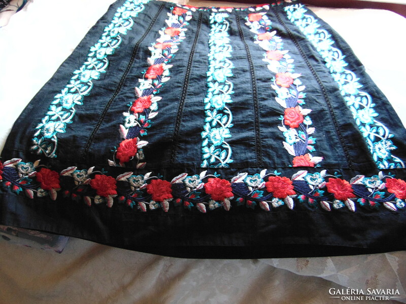 Dreamy cotton skirt with rose embroidery