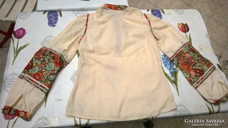 A pretty folk-style blouse with colored floral inserts, s-m