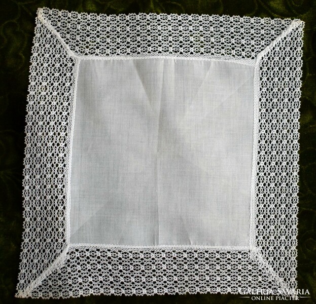 Cérna csipkés díszzsebkendő tálcakendő 27,5 x 28 cm