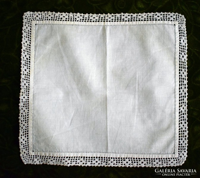 Horgolt csipkés régi díszzsebkendő tálcakendő 24,5 x 26 cm geometrikus minta