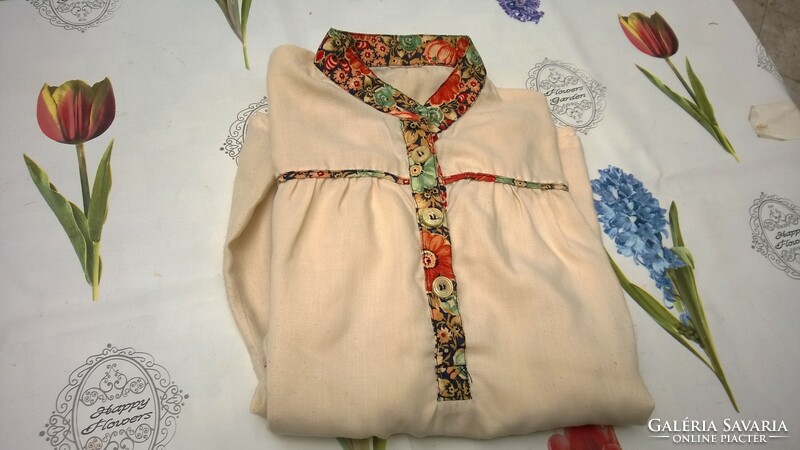 A pretty folk-style blouse with colored floral inserts, s-m