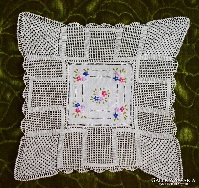 Art-deco embroidered lace tablecloth with flower embroidery 19 x 18.5 cm