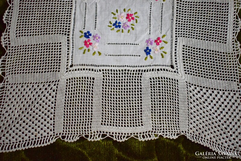 Art-deco embroidered lace tablecloth with flower embroidery 19 x 18.5 cm
