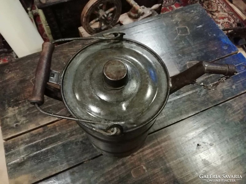 Petroleum or oil can, tin can, spouted oil can with lid, decoration