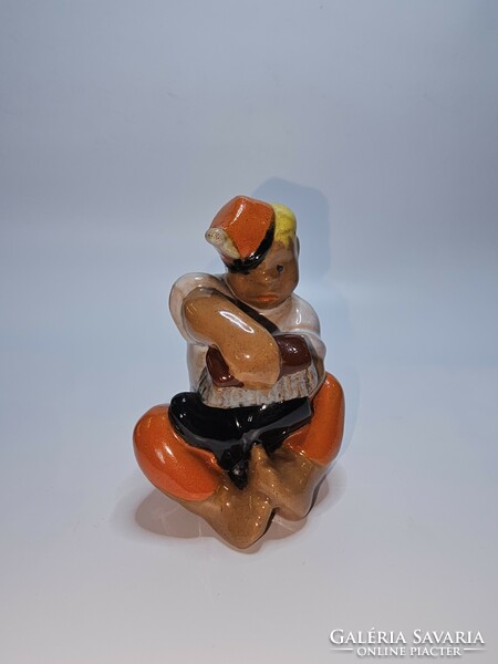 Hop ceramic figure