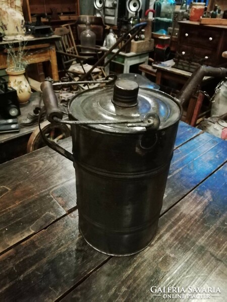 Petroleum or oil can, tin can, spouted oil can with lid, decoration