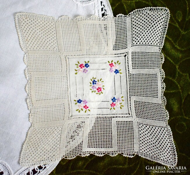 Art-deco embroidered lace tablecloth with flower embroidery 19 x 18.5 cm