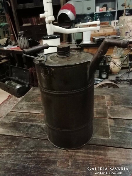 Petroleum or oil can, tin can, spouted oil can with lid, decoration