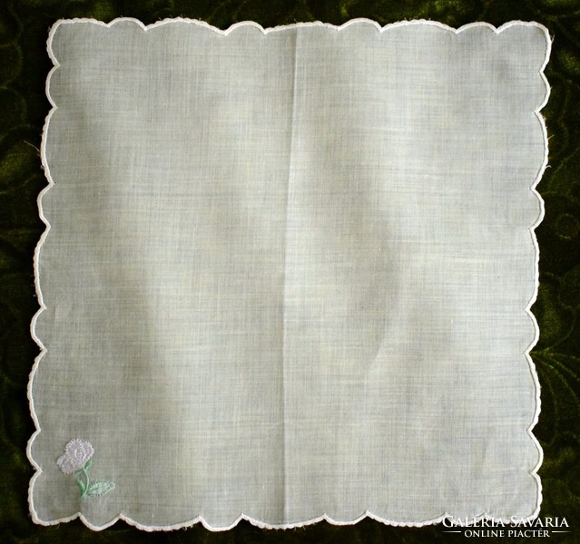 Hímzett virág mintás , díszzsebkendő , tálcakendő 26 x 26 cm