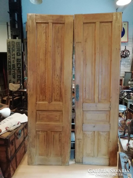 Nagy méretű szatócsbolti ajtók, tömör fenyő patinás ajtók párban kezelt 100 éves masszív ajtók