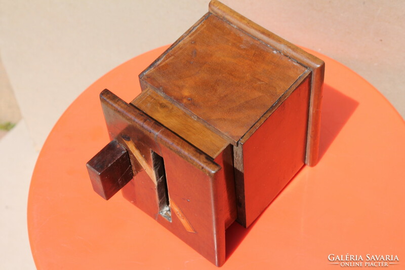 Cigarette dispenser wooden box
