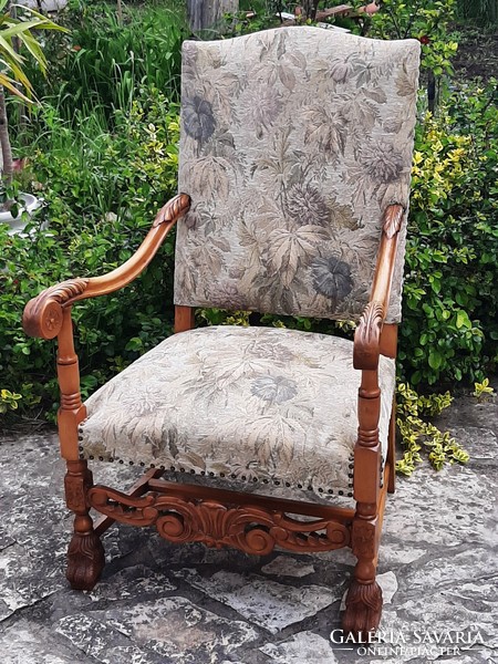 Antik reneszánsz trón szék faragásokkal díszítve