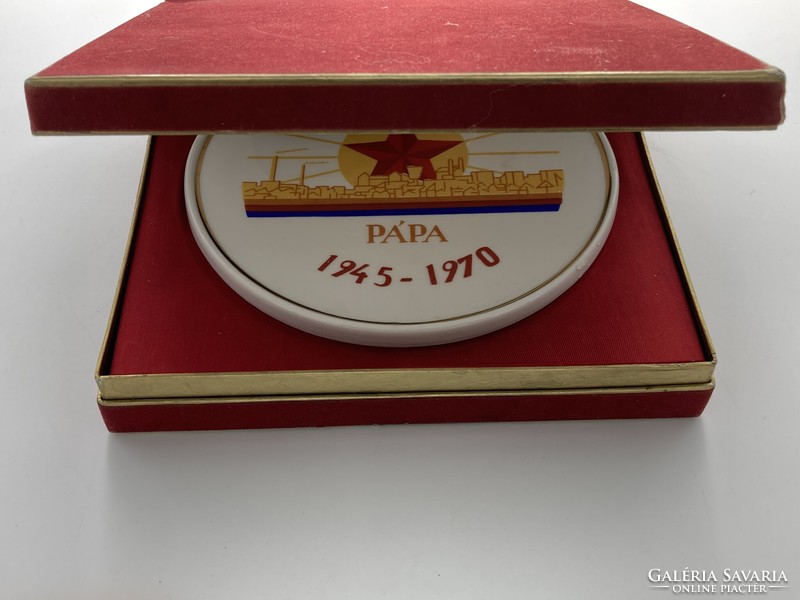 25 éve szabad Pápa, szocreál holloházi porcelán plakett 1970-ből