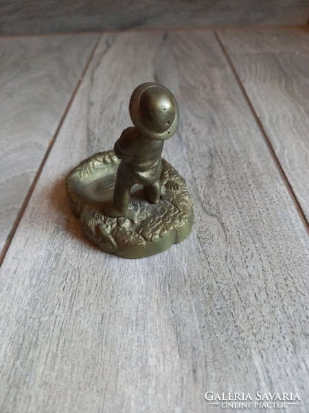 Pazar régi réz gyűrűtartó tálka pisilő fiú szoborral I. (8,3x6,5x7,8 cm)