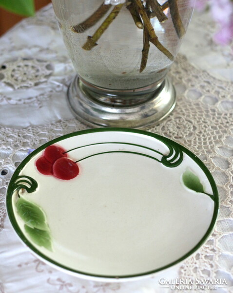 Majolika tányér art deco stílusban, cseresznye dekorral