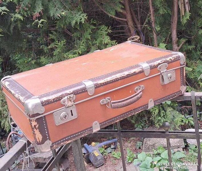 Antik kisméretű bőrönd.