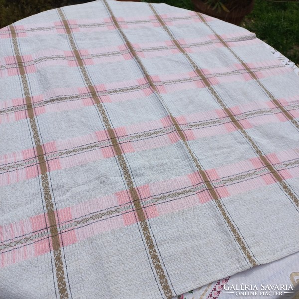 Woven tablecloth, with 2 pot holders
