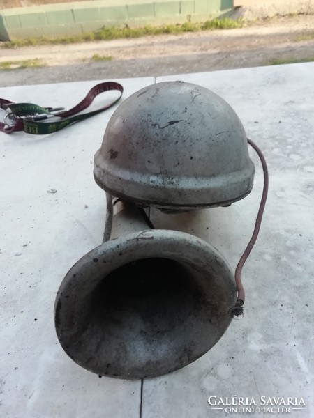 Old bagpipe sound horn