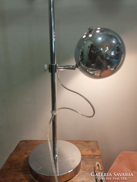 Kare design krómozott  álitható asztali lámpa. Alkuképes.