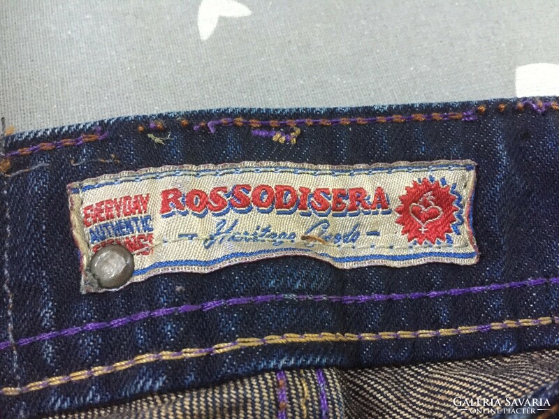 Rosso di sera márkájú koptatott női hosszú farmer nadrág csillogó strassz-kövekkel, bőr övvel
