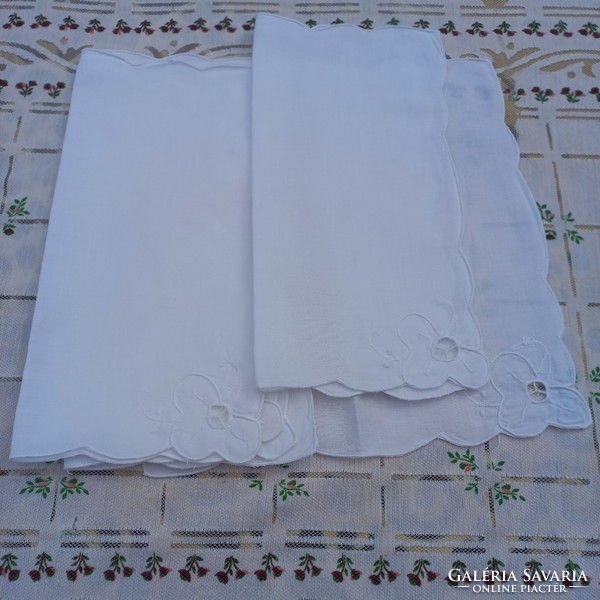 5 cotton napkins embroidered with a machine